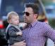 L'acteur Ben Affleck porte le petit Samuel, 8 mois, à Pacific Palisades le 28 octobre 2012