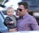 Ben Affleck porte le petit Samuel, 8 mois, à Pacific Palisades le 28 octobre 2012