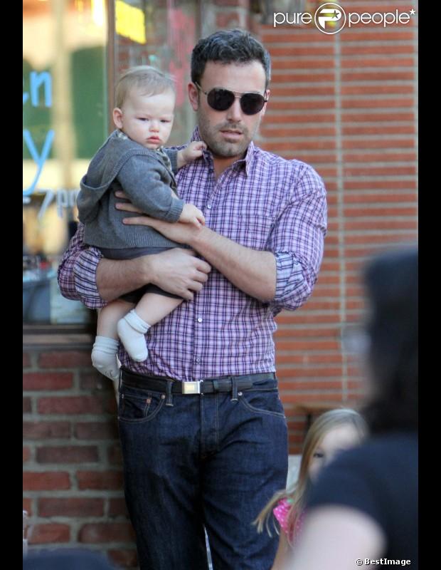 Ben Affleck porte le petit Samuel, 8 mois, à Pacific Palisades le 28 octobre 2012. Le fils est aussi beau que son père