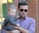 Ben Affleck porte le petit Samuel, 8 mois, à Pacific Palisades le 28 octobre 2012. Le fils est aussi beau que son père