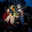 Tim Burton avec Helena Bonham Carter, leurs enfants et des monstres !
