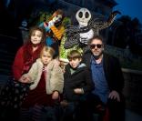 Tim Burton avec Helena Bonham Carter, leurs enfants et des monstres !