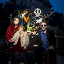 Tim Burton et Helena Bonham Carter se sont rendus avec leurs enfants Billy et Nell à Disneyland Paris le 26 octobre 2012