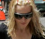 Madonna se rend au centre de la Kabale à new York en culote de soie rouge !