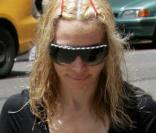 Madonna se rend au centre de la Kabale à new York en culote de soie rouge !