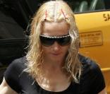 Madonna se rend au centre de la Kabale à new York en culote de soie rouge !