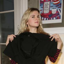 Cécile Cassel offre une veste Vera Wang. Les stars donnent un objet personnel pour la vente aux enchères de <em>Vestiaire Collective</em> dont les bénéfices seront reversés au 26e Téléthon qui se déroulera les 7 et 8 décembre 2012 à Paris.