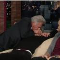One Direction : Dustin Hoffman embrasse l'un des jeunes chanteurs sur la bouche