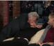 Dustin Hoffman embrasse Niall Horan des One Direction, sur le plateau de David Letterman du 7 décembre 2012