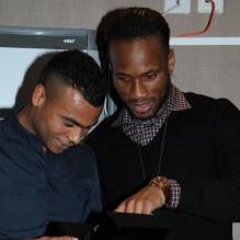 Didier Drogba a offert des bagues commémoratives en diamants et saphirs à Ashley Cole avec qui il a décroché la Ligue des Champions le 19 mai dernier, à l'hôtel Wyndham Grand London Chelsea Harbour le 6 décembre 2012