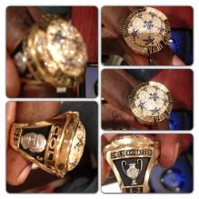 Didier Drogba a offert des bagues commémoratives en diamants et saphirs à ses coéquipiers avec qui il a décroché la Ligue des Champions le 19 mai dernier, à l'hôtel Wyndham Grand London Chelsea Harbour, le 6 décembre 2012. Ici, la bague d'Ashley Cole.