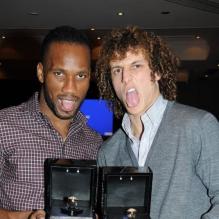 Didier Drogba a offert des bagues commémoratives en diamants et saphirs à ses coéquipiers avec qui il a décroché la Ligue des Champions le 19 mai dernier, à l'hôtel Wyndham Grand London Chelsea Harbour le 6 décembre 2012, ici avec David Luiz