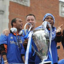 Ashley Cole, John Terry et Didier Drogba lors de la célébration de la Ligue des champions le 20 mai 2012 dans les rues de Londres