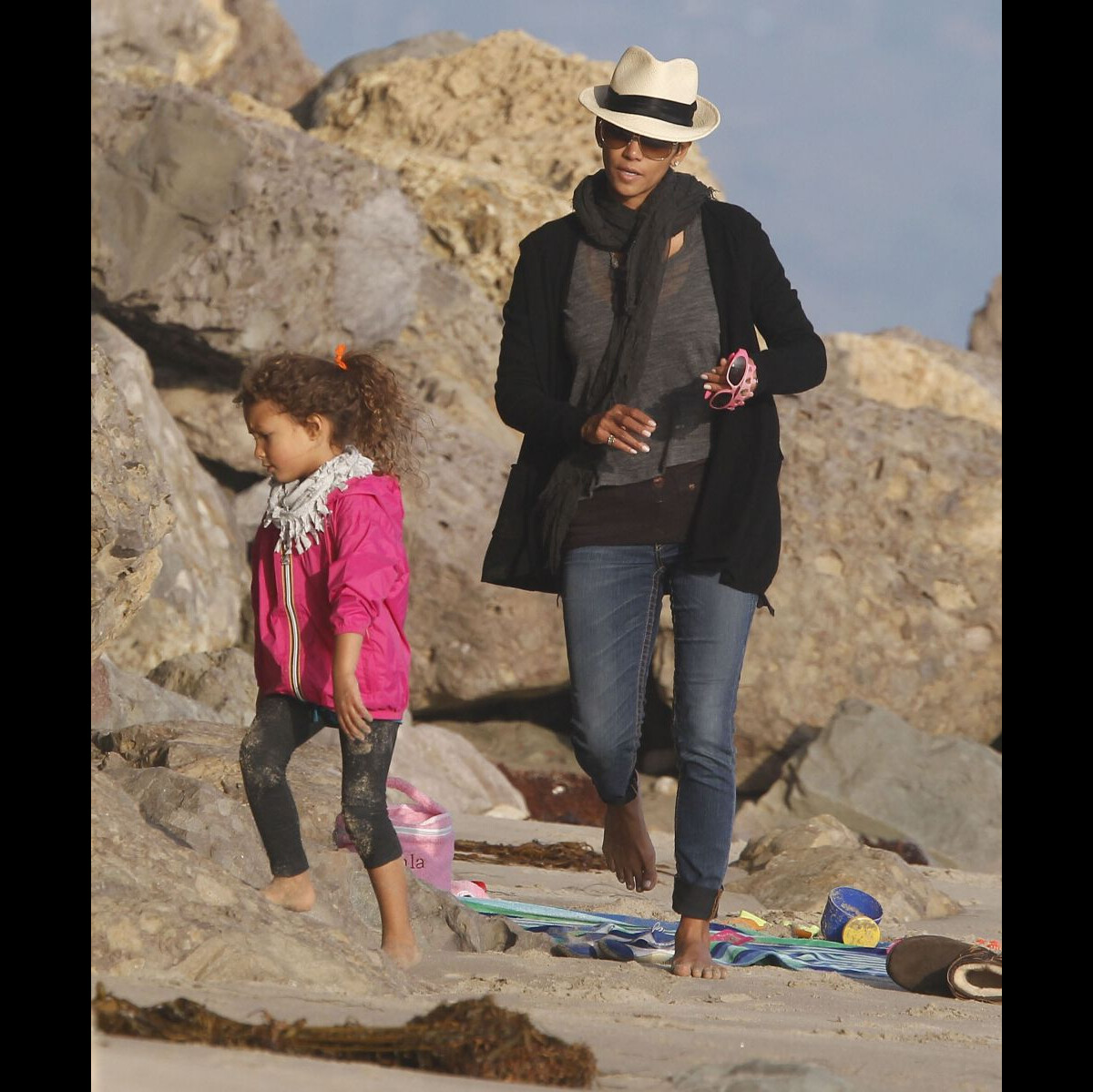 Halle Berry Et Sa Fille Nahla Se Prom Nent Sur La Plage De Malibu En