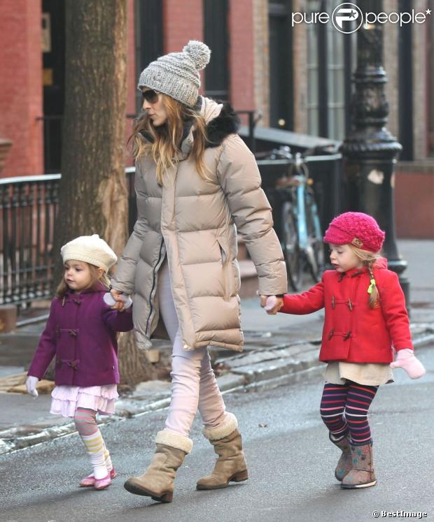 Sarah Jessica Parker, très fahsion en total look beige et blanc, et son mari Matthew Broderick emmènent leurs filles Tabitha et Marion à l'école à New York, le 14 décembre 2012.