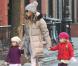 Sarah Jessica Parker, très fahsion en total look beige et blanc, et son mari Matthew Broderick emmènent leurs filles Tabitha et Marion à l'école à New York, le 14 décembre 2012.