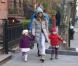 Sarah Jessica Parker et son mari Matthew Broderick emmènent leurs filles Tabitha et Marion a l'école à New York, le 14 décembre 2012.
