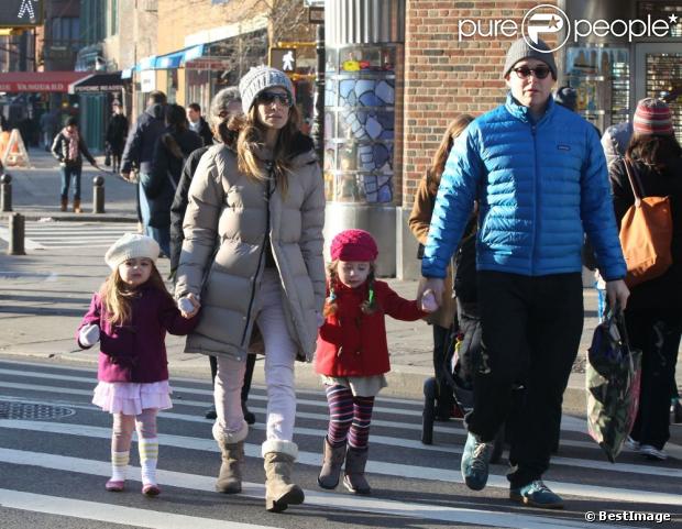 Sarah Jessica Parker et son mari Matthew Broderick emmènent leurs filles Tabitha et Marion a l'école à New York, le 14 décembre 2012. La famille était chaudement habillée. Malgré le froid, les deux petites sont sorties en jupe.