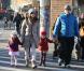 Sarah Jessica Parker et son mari Matthew Broderick emmènent leurs filles Tabitha et Marion a l'école à New York, le 14 décembre 2012. La famille était chaudement habillée. Malgré le froid, les deux petites sont sorties en jupe.