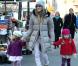 Sarah Jessica Parker et son mari Matthew Broderick emmènent leurs filles Tabitha et Marion a l'école à New York, le 14 décembre 2012.
