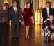 La princesse Mathilde était somptueuse en rouge au bras du prince Philippe. La famille royale de Belgique assistait le 19 décembre 2012 au palais Laeken, à Bruxelles, au concert de Noël annuel, suivi d'une réception.