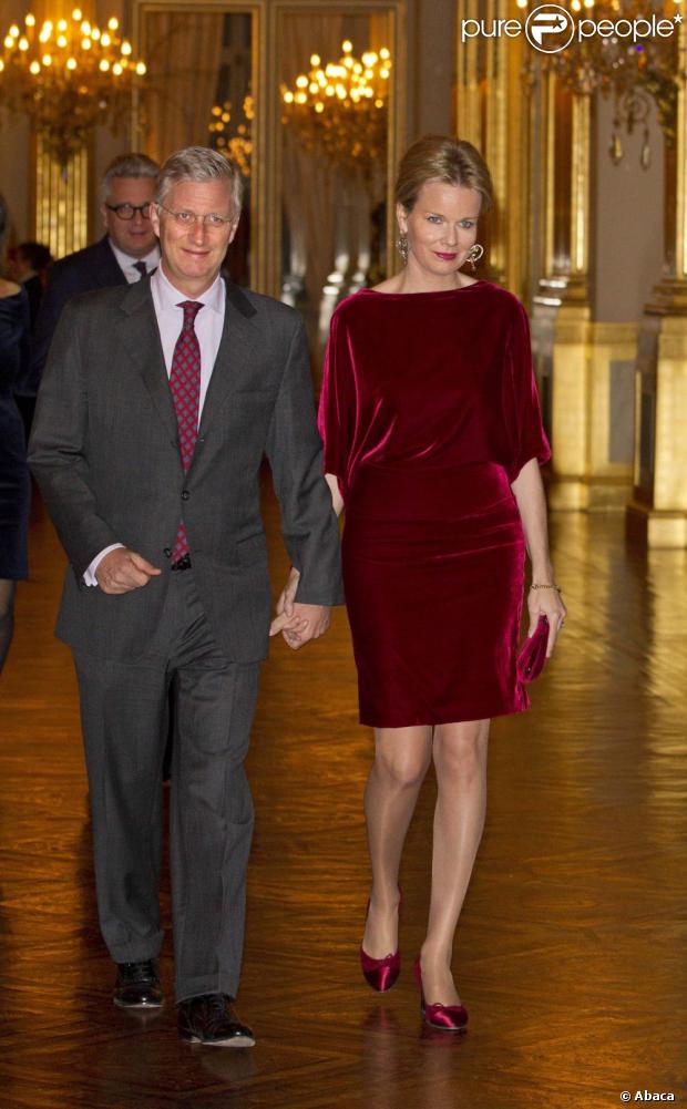 La princesse Mathilde était somptueuse en rouge au bras du prince Philippe. La famille royale de Belgique assistait le 19 décembre 2012 au palais Laeken, à Bruxelles, au concert de Noël annuel, suivi d'une réception.