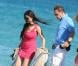 Escale sur une plage privée... Eric Besson et sa femme Yasmine profitant d'une nouvelle journée de farniente et de tendresse à Saint-Tropez, le 13 juillet 2012.