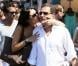 Eric Besson et son épouse Yasmine s'embrassent à Saint-Tropez, le 17 août 2012.
