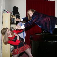 <p>EXCLU : Morgan s'amuse avec sa soeur Capucine et Pascale de Qui veut épouser mon fils ? 2 dans leur appartement parisien en décembre 2012</p>
