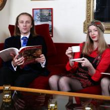 <p>EXCLU : Morgan, sa soeur Capucine et Pascale de Qui veut épouser mon fils ? 2 dans leur appartement parisien en décembre 2012- La famille presque au grand complet, ne manque que le père ! </p>
