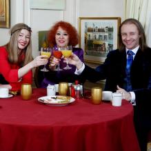 <p>EXCLU : Morgan, sa soeur Capucine et Pascale de Qui veut épouser mon fils ? 2 dans leur appartement parisien en décembre 2012. C'est l'heure de l'appéritif !</p>