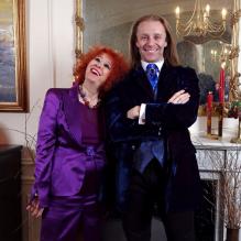 <p>EXCLU : Morgan, sa soeur Capucine et Pascale de Qui veut épouser mon fils ? 2 dans leur appartement parisien en décembre 2012</p>