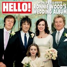 Ronnie Wood et Sally Humpreys en couverture du magazine <em>Hello!</em> entourés des témoins du marié, Rod Stewart et Paul McCartney, et de la nièce de la mariée, Heather. Décembre 2012.