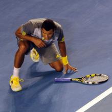 Jo-Wilfried Tsonga à terre lors de son quart de finale face à Roger Federer à Melbourne le 23 janvier 2013