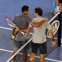 Roger Federer et Jo-Wilfried Tsonga après leur quart de finale de l'Open d'Australie le 23 janvier 2013 à Melbourne