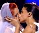 Shy'm embrassant une mariée à la fin de son interprétation de  Et alors ?  14e NRJ Music Awards, le 26 janvier 2013, où elle a conservé sa couronne d'Artiste féminine francophone de l'année.