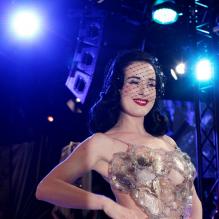 Dita Von Teese dans une robe biscuit à la soirée <em>Lambertz Monday Night</em> de Cologne, le 28 janvier 2013.