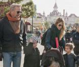 Kevin Costner: Papa comblé et amoureux, il s'amuse avec ses enfants à Disneyland