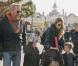 Kevin Costner: Papa comblé et amoureux, il s'amuse avec ses enfants à Disneyland
