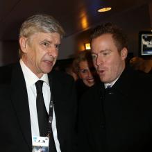 Arsène Wenger et Gary Roland lors de l'inauguration de la tribune de presse du Stade de France qui portera désormais le nom de Thierry Roland, le 6 février 2013