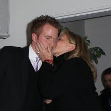 Françoise Boulain et son fils Gary Roland lors de l'inauguration de la tribune de presse du Stade de France qui portera désormais le nom de Thierry Roland, le 6 février 2013
