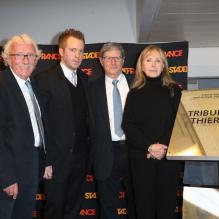 Françoise Boulain, son fils Gary Roland, Jean-Michel Larqué et Jacques Vendroux lors de l'inauguration de la tribune de presse du Stade de France qui portera désormais le nom de Thierry Roland, le 6 février 2013