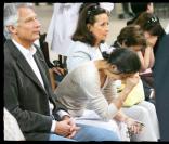 Ingrid Betancourt se recueille à l' église Saint Sulpice avec Dominique de Villepin, sa mère et sa soeur