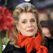 Classieuse et élégante, Catherine Deneuve pendant le tapis rouge à la première du film Elle S'en Va, durant la 63e Berlinale, le 15 février 2013.