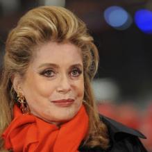 Catherine Deneuve assure sur le tapis de la première du film Elle S'en Va, durant la 63e Berlinale, le 15 février 2013.