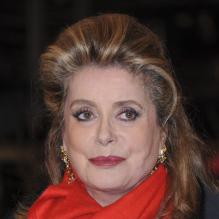 Catherine Deneuve sur le tapis rouge de la première du film Elle S'en Va, durant la 63e Berlinale, le 15 février 2013.