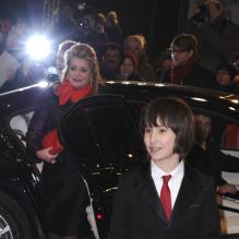 Catherine Deneuve arrive derrière le jeune acteur du fim Nemo Schiffman  à la première du film Elle S'en Va, durant la 63e Berlinale, le 15 février 2013.
