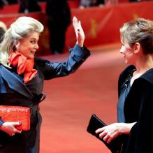 Catherine Deneuve et Emmanuelle Bercot à la première du film Elle S'en Va, durant la 63e Berlinale, le 15 février 2013.