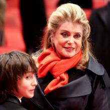 Catherine Deneuve et le jeune Nemo Schiffman pendant la première du film Elle S'en Va, durant la 63e Berlinale, le 15 février 2013.