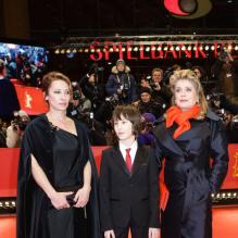 Emmanuelle Bercot, Nemo Schiffman et Catherine Deneuve à la première du film Elle S'en Va, durant la 63e Berlinale, le 15 février 2013.